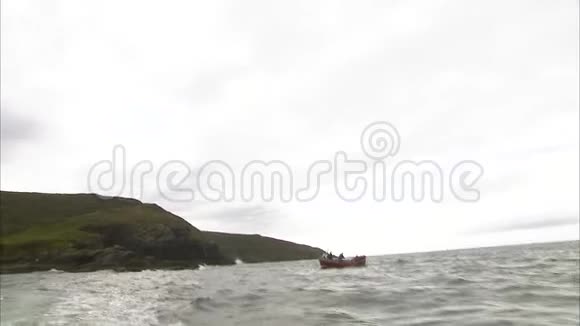 在爱尔兰广阔的海洋上的一艘小船视频的预览图