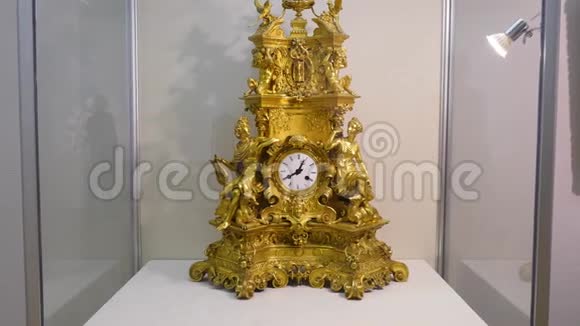 博物馆里的老式金表十九世纪末西欧制造的哥特式钟时钟视频的预览图