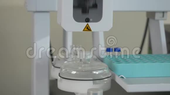 实验室里的机械滴管现代医疗设备视频的预览图