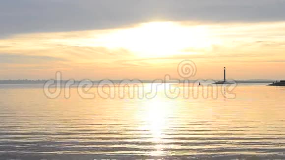 日出时摩托艇在水面上移动黎明时灯塔在水面上移动视频的预览图