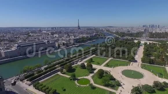 巴黎公园和河流的鸟瞰图视频的预览图