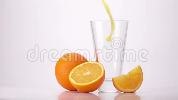 将橙汁倒入玻璃中视频的预览图