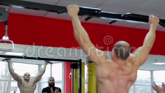 强壮的男性运动员有完美的肌肉训练看镜子反射视频的预览图