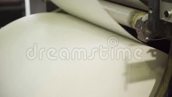 印刷厂的大纸卷用机器拉折视频的预览图