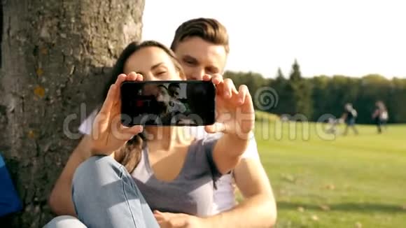 幸福夫妇拍自拍照片视频的预览图