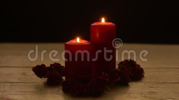 点亮红色蜡烛浪漫主题视频的预览图
