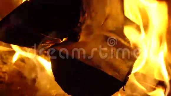 把木头烧成灰烬视频的预览图