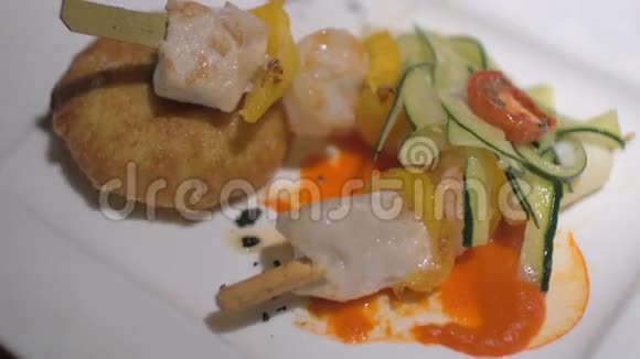 在餐厅吃海鲜串菜和肉菜视频的预览图