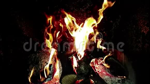 真正的火苗燃烧着树枝壁炉缓慢地燃烧着黑色的火焰视频的预览图