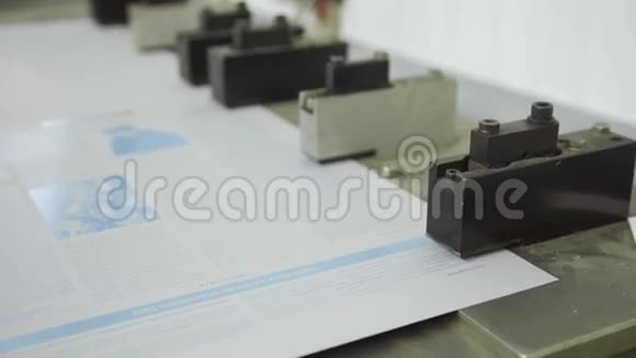 在印刷厂用纸工作的大洞打孔机视频的预览图