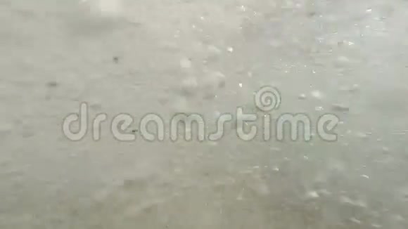 水中的气泡气泡上升到海面视频的预览图