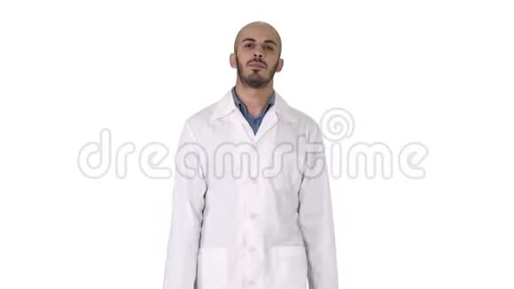 友好的男医生走路和说话看着镜头在白色背景视频的预览图