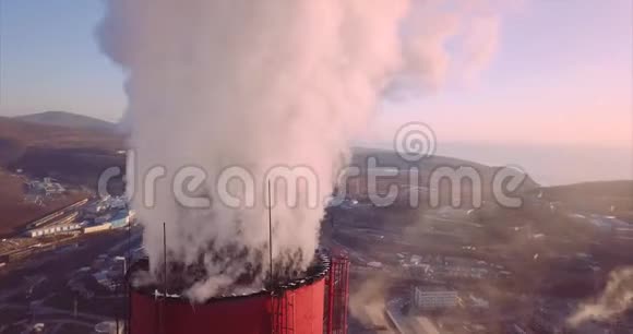 中央供暖和电厂蒸汽烟囱顶部近景全景视频的预览图