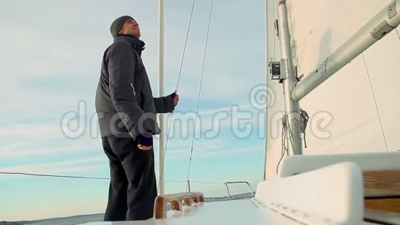 帆船上的年轻男水手工作职业游艇视频的预览图
