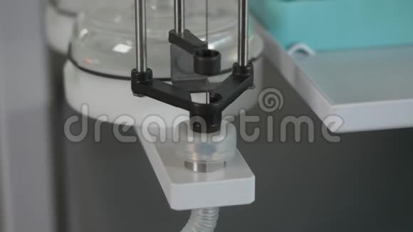 实验室里的机械滴管现代医疗设备视频的预览图