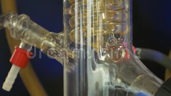 医疗瓶中的螺旋医学实验的适应性螺旋玻璃球或烧瓶输送液体视频的预览图