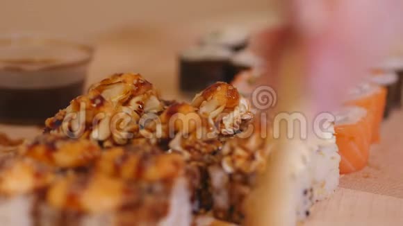 女人手拿筷子蘸着寿司卷进酱油4K视频的预览图