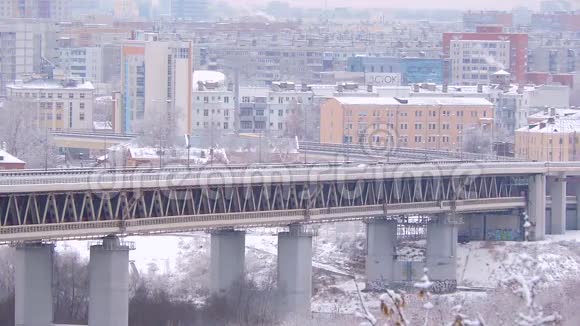 冬季桥上降雪期间城市交通有发生事故的危险视频的预览图