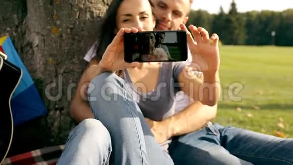 幸福夫妇拍自拍照片视频的预览图