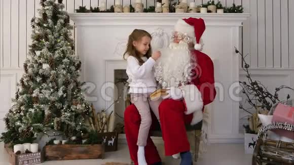 惊讶的小女孩在看圣诞老人的胡子视频的预览图