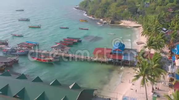 在柬埔寨KohRong岛码头停泊的长尾船的空中海岸景观视频的预览图