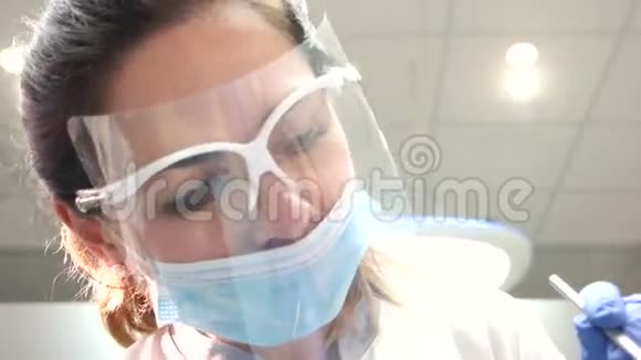 戴口罩的年轻女牙医视频的预览图