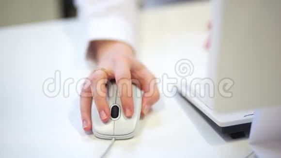 女性手或女性办公室工作人员鼠标视频的预览图