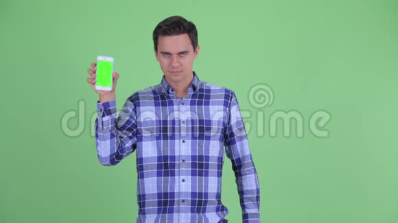 快乐的年轻英俊的时髦男人带着电话竖起大拇指视频的预览图