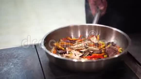 厨师把蔬菜放到锅里煮蔬菜厨师正在锅里搅拌蔬菜厨师烹饪蔬菜视频的预览图