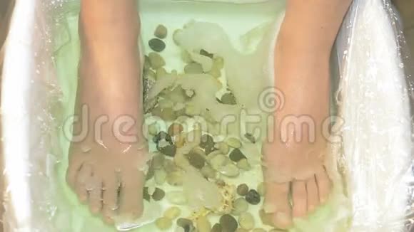 脚踏脚泡在浴中视频的预览图