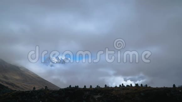 AmaDablam山上的云层移动视频的预览图