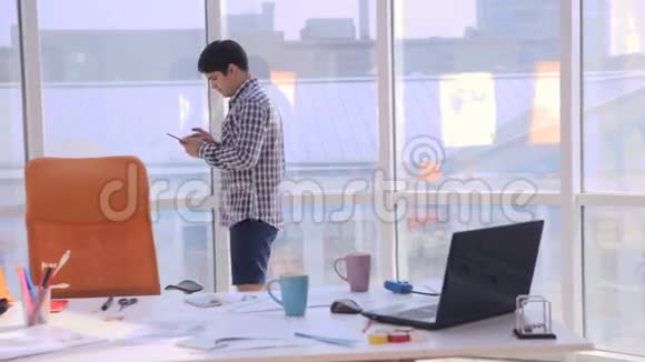 在现代办公室工作的有创意的年轻专业人士在工作场所漫步在思想中截止日期视频的预览图