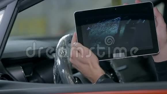 女人坐在车里拿着垫子视频的预览图