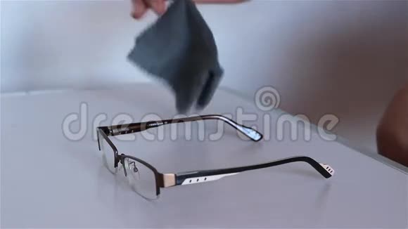 女人清洁眼镜视频的预览图