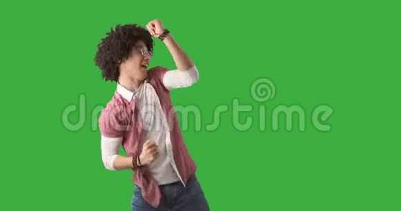 快乐的男人在绿色背景下跳舞视频的预览图