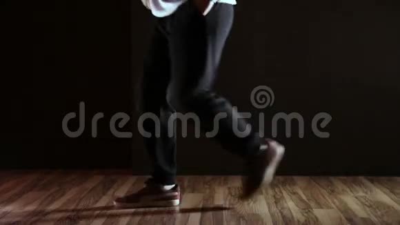 嘻哈舞者的脚视频的预览图