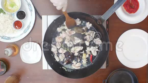 烹饪时将海鲜放入锅中视频的预览图