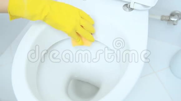 双手戴黄色手套清洁厕所视频的预览图