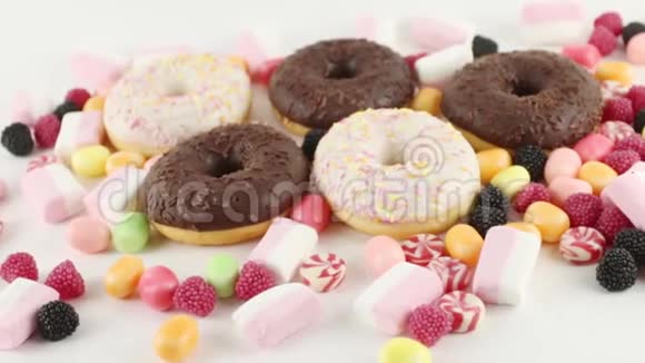 甜甜圈和鲜甜糖果和棉花糖视频的预览图
