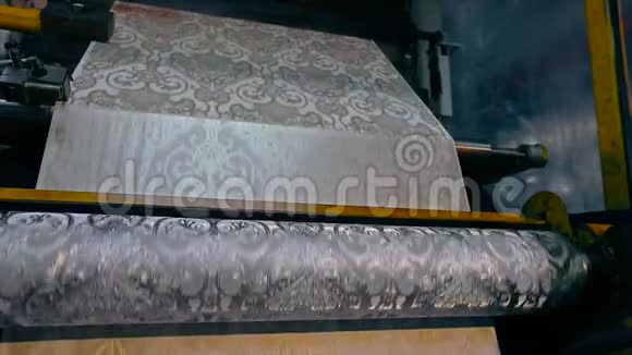 壁纸的生产工艺壁纸厂的生产工艺印刷机器的一部分视频的预览图