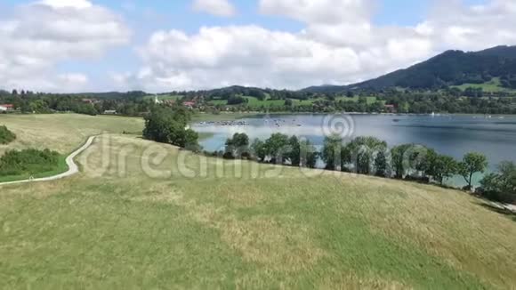 空中无人机镜头飞越德国的一个湖泊视频的预览图