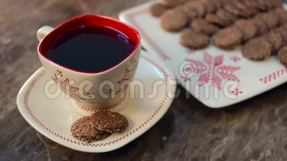 茶壶碗白色盘子上的饼干和装饰品视频的预览图