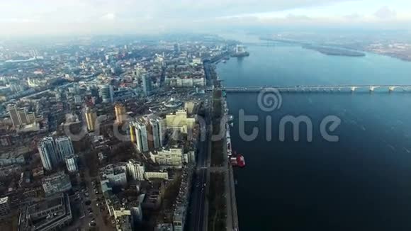 在秋天飞过城市视频的预览图