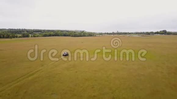 空中飞行在越野车的上空飞行在农村快速行驶视频的预览图