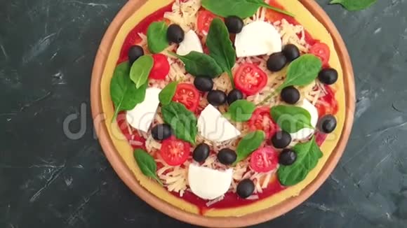 披萨西红柿橄榄地中海自制晚餐传统的混凝土背景准备视频的预览图