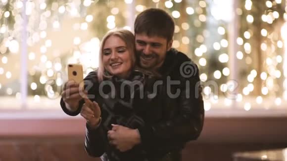 年轻的情侣在智能手机上拍照视频的预览图