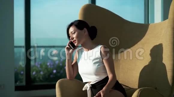 女人在和电话说话视频的预览图