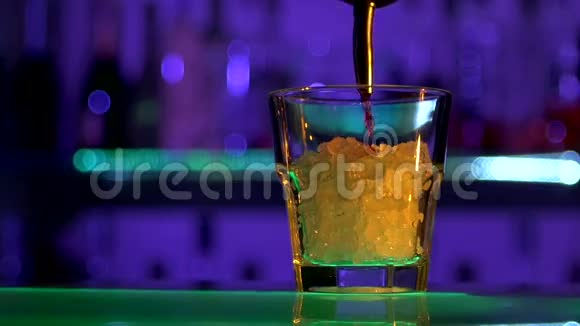 酒保正在酒吧柜台用甜浆和冰做鸡尾酒慢动作镜头视频的预览图
