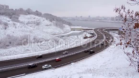 大雪期间沿高速公路行驶的交通视频的预览图