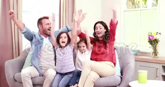 幸福的家庭举起双臂高腰视频的预览图